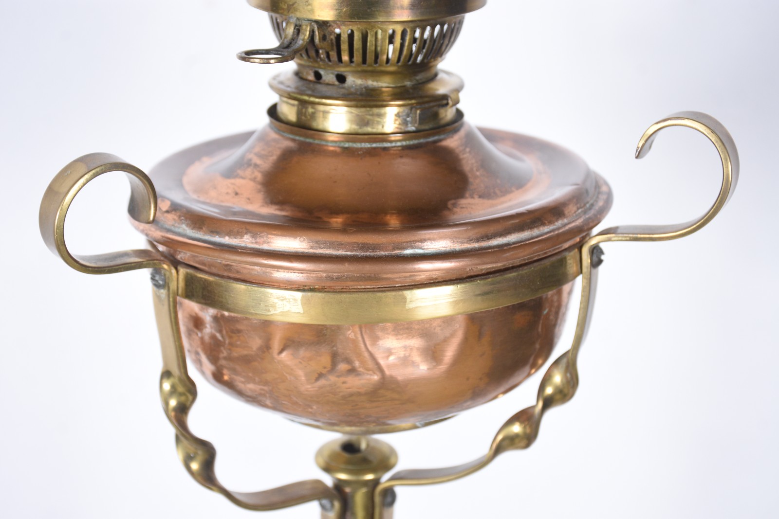 Elegante abatjour de pé de metal dourado com cúpula de vidro leitoso... - foto 6 de 10