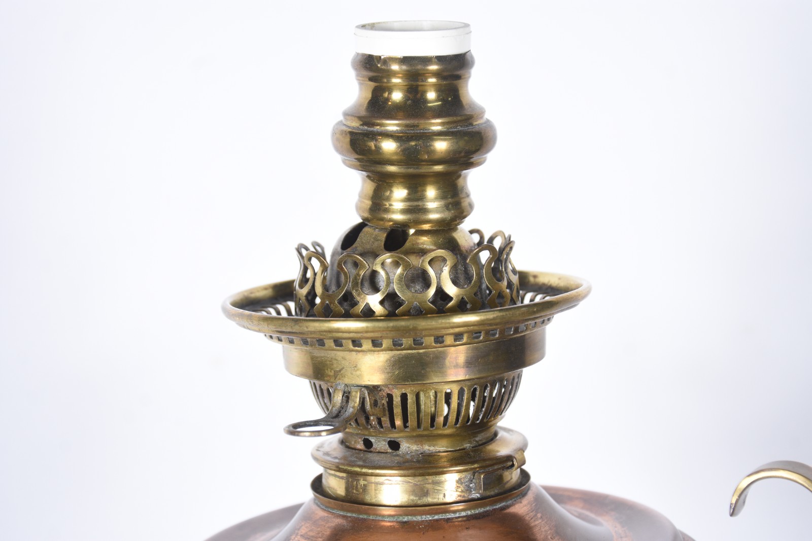 Elegante abatjour de pé de metal dourado com cúpula de vidro leitoso... - foto 7 de 10