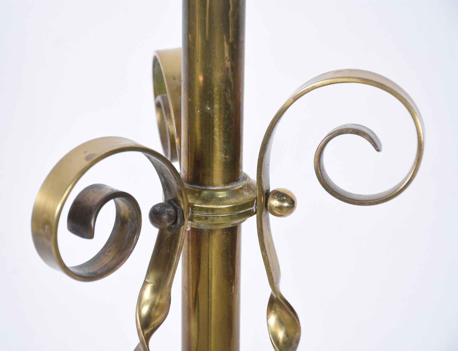 Elegante abatjour de pé de metal dourado com cúpula de vidro leitoso... - foto 8 de 10