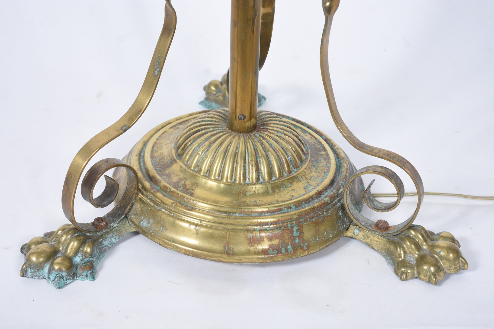 Elegante abatjour de pé de metal dourado com cúpula de vidro leitoso... - foto 9 de 10