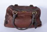 PRADA (1913),  - Bolsa feminina de couro marrom. Pequenos desgastes do uso.