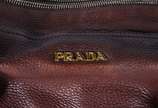 PRADA (1913),  - Bolsa feminina de couro marrom. Pequenos desgastes do uso.