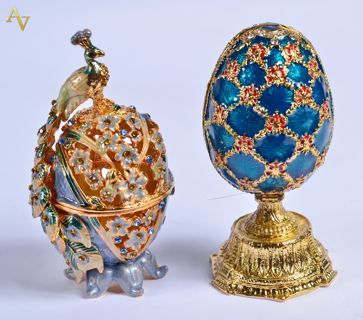 Dois porta jóias, sendo 1 estilo Faberge e outro em formato de de...
