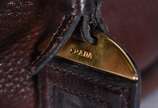 PRADA (1913),  - Bolsa feminina de couro marrom. Pequenos desgastes do uso.