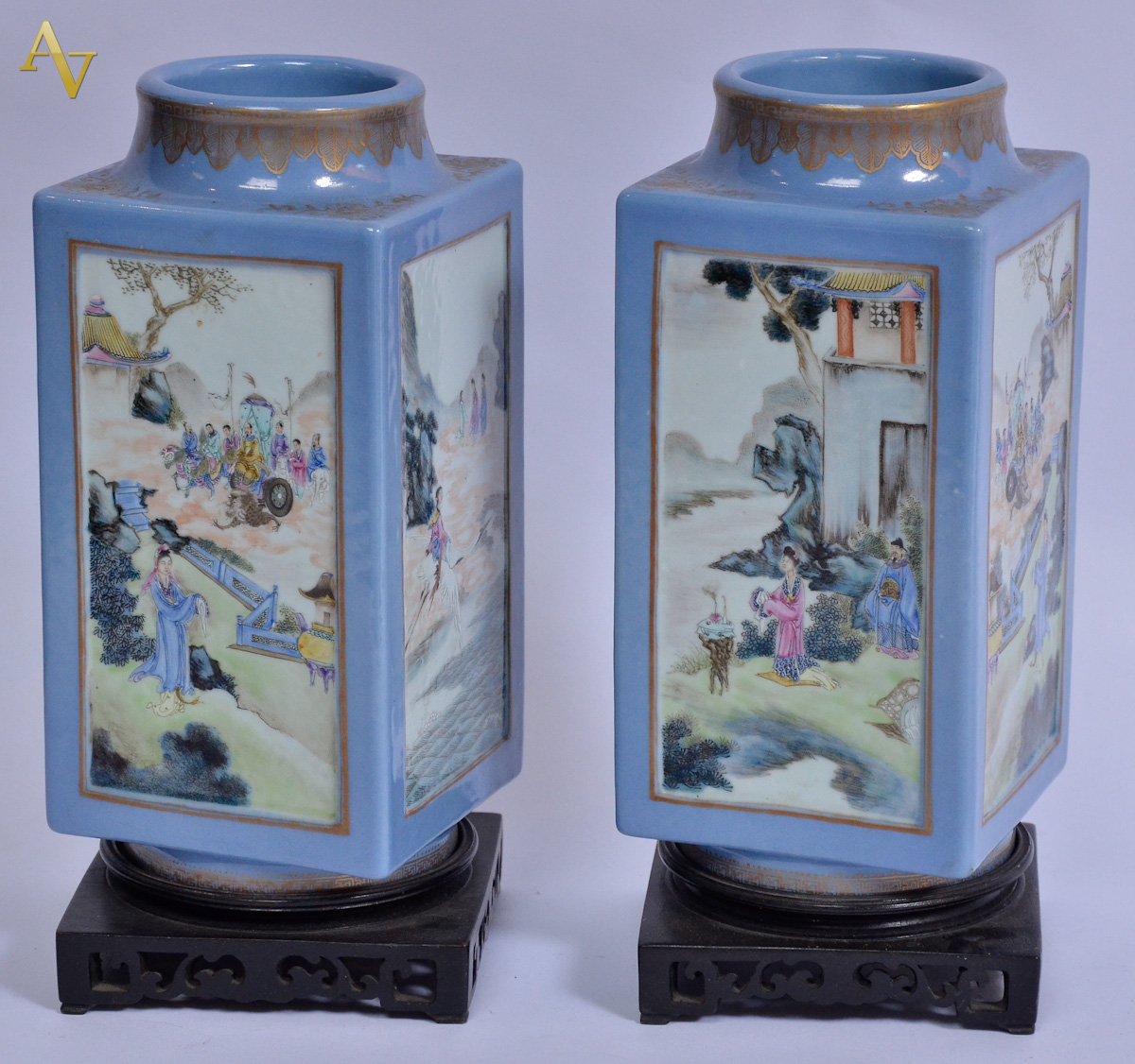 Par de vasos de porcelana oriental na cor azul com figuras de...