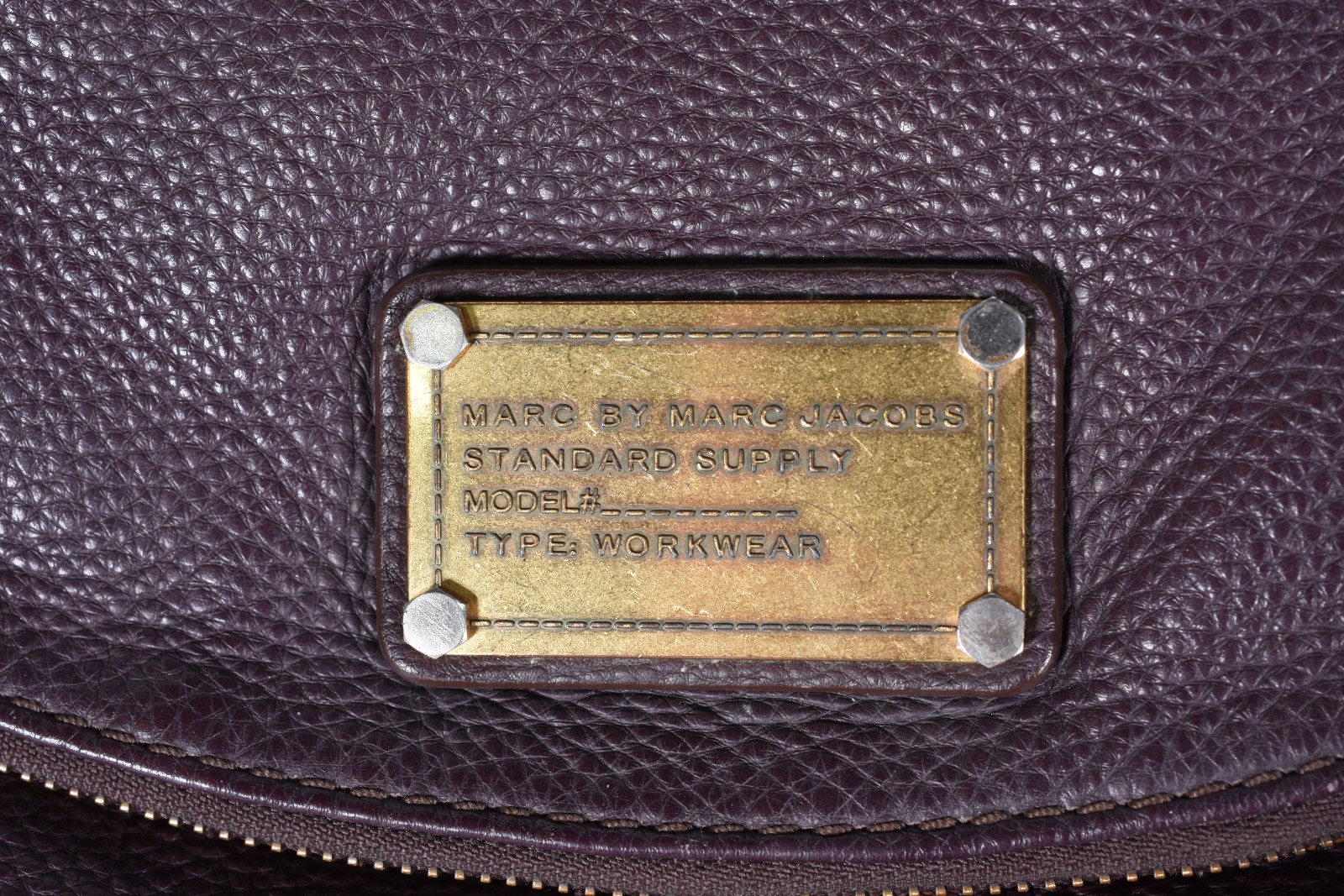 Bolsa feminina de couro. Desgastes do uso. - foto 2 de 5