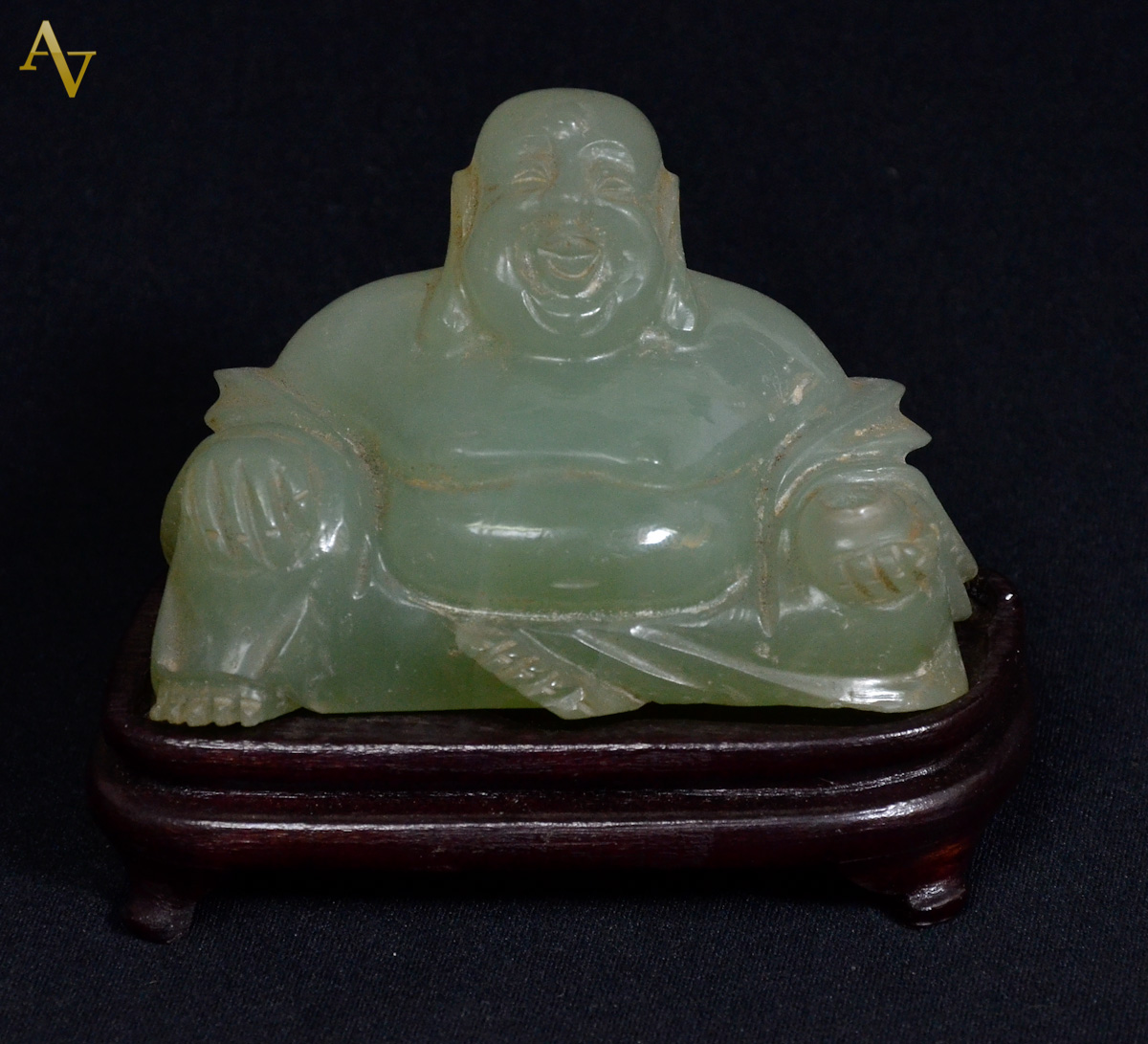 Buda em jade com base de madeira. Alt.10cm - larg. 10cm.