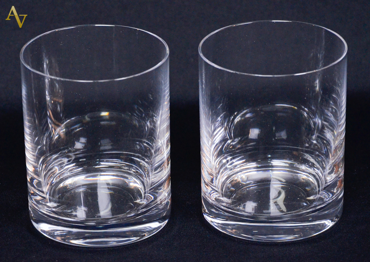 Seis copos lisos para whisky.