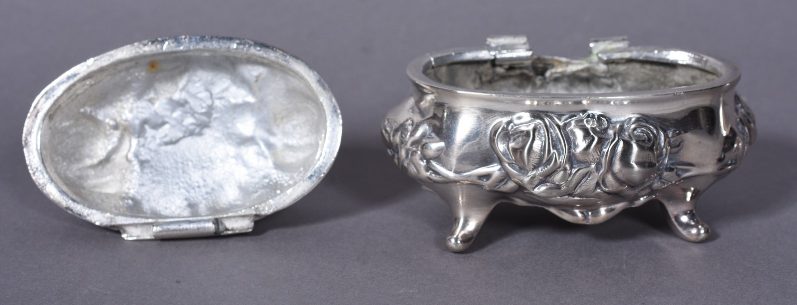Três peças de metal prateado, sendo: jarra para água, caixa oval e... - foto 5 de 7