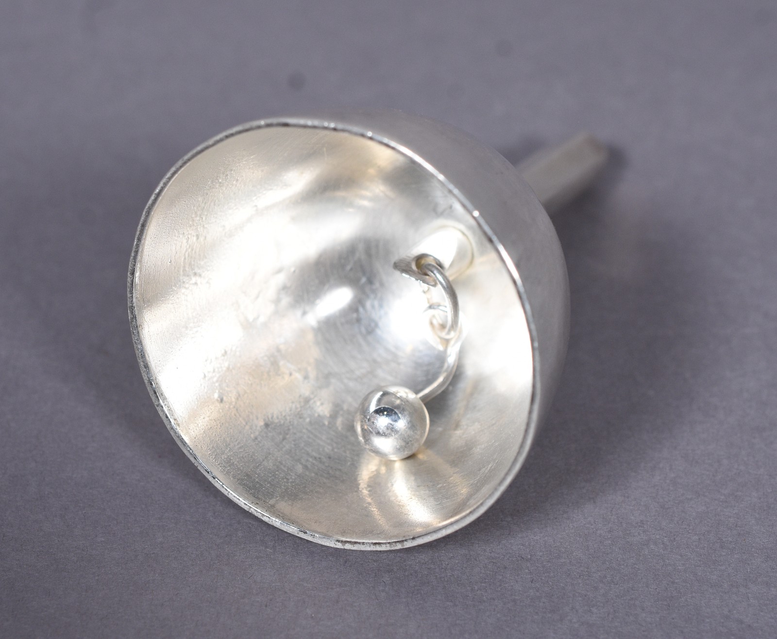 Três peças de metal prateado, sendo: jarra para água, caixa oval e... - foto 7 de 7