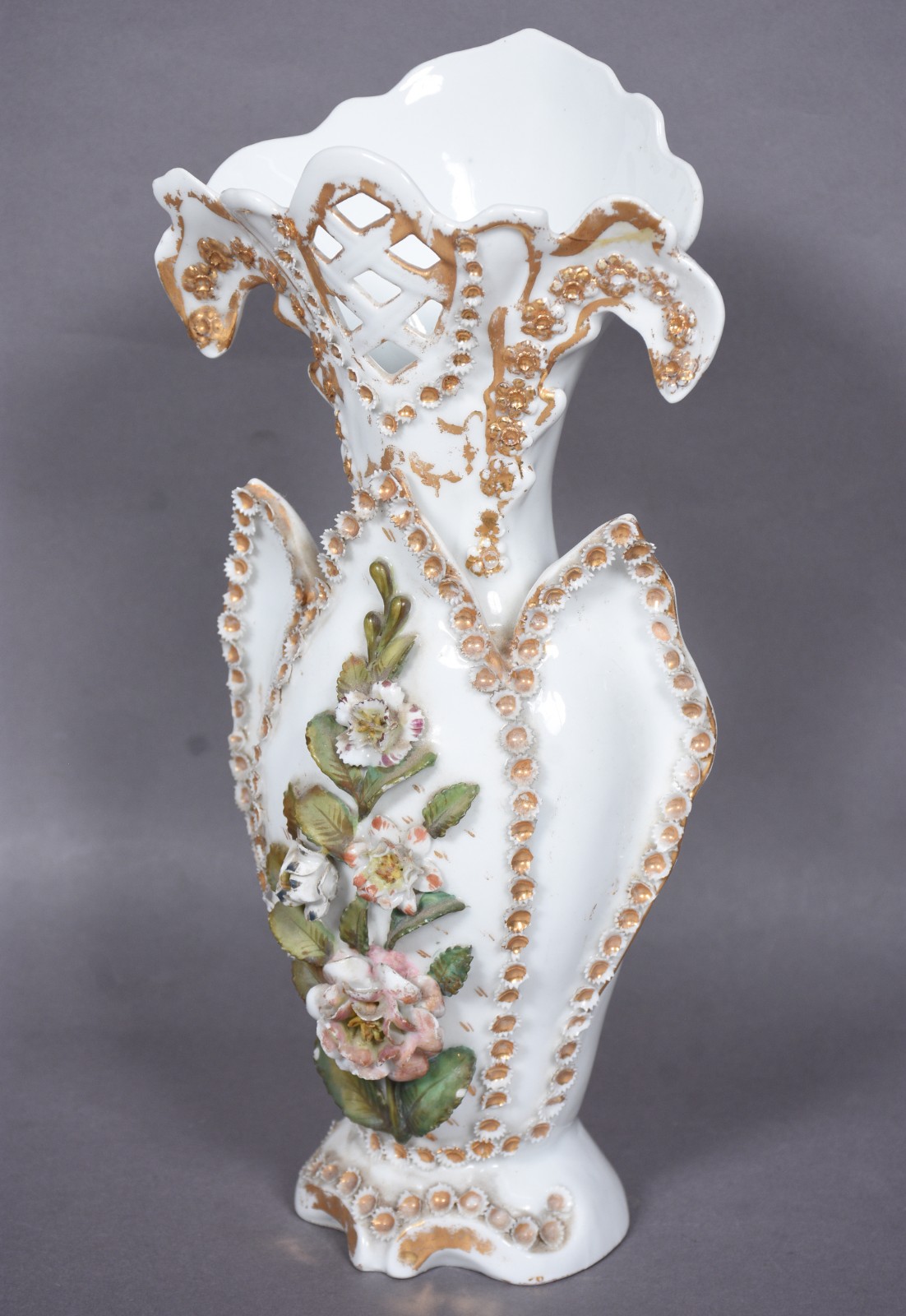 Vaso de porcelana francesa Vieux Paris com flores policromadas em... - foto 1 de 9