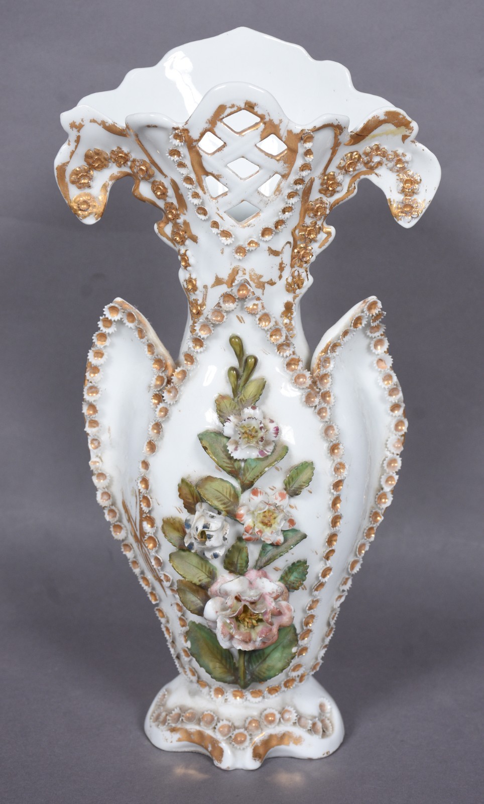 Vaso de porcelana francesa Vieux Paris com flores policromadas em... - foto 2 de 9