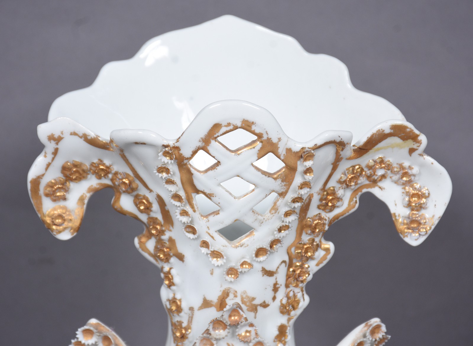 Vaso de porcelana francesa Vieux Paris com flores policromadas em... - foto 3 de 9