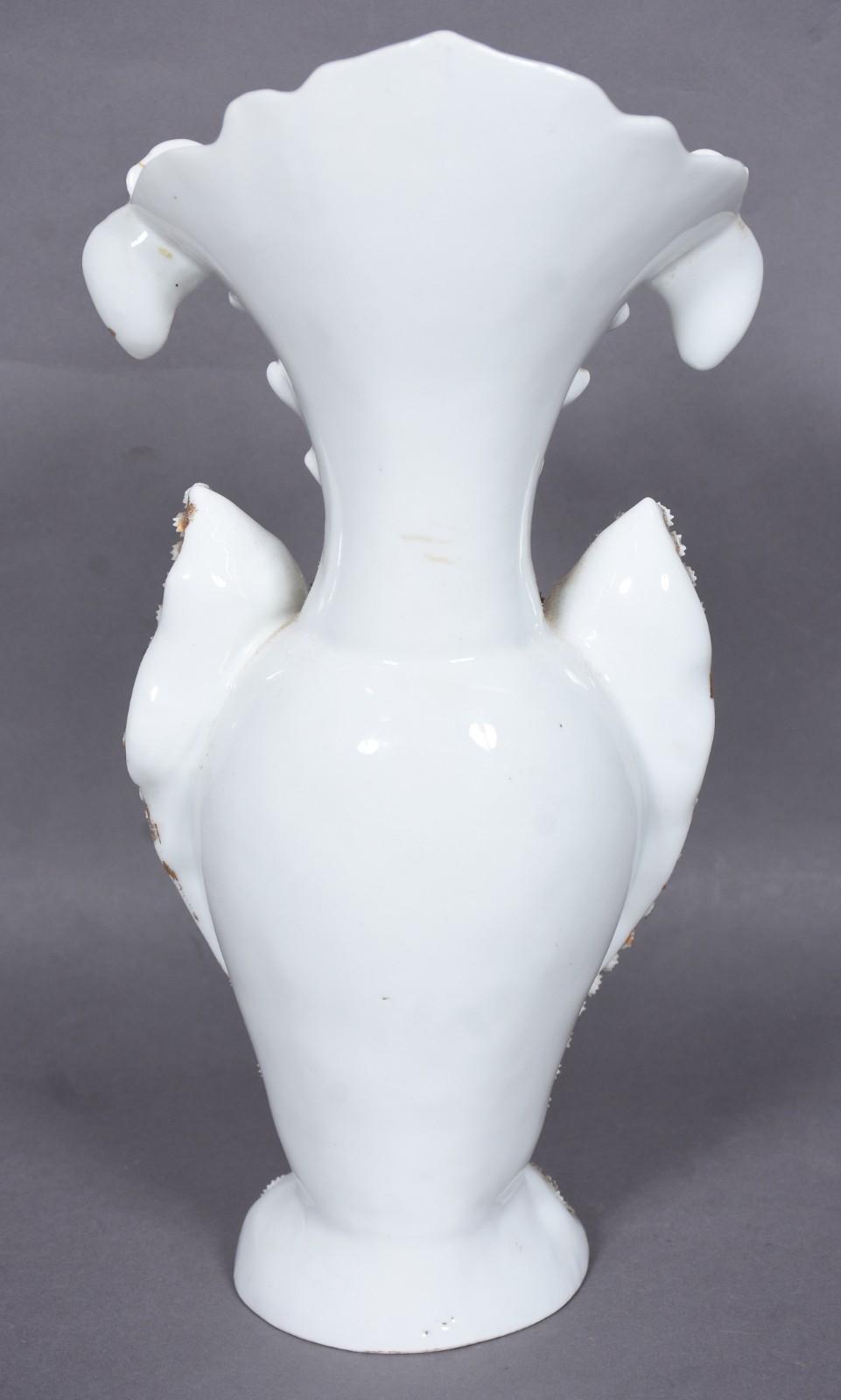 Vaso de porcelana francesa Vieux Paris com flores policromadas em... - foto 4 de 9