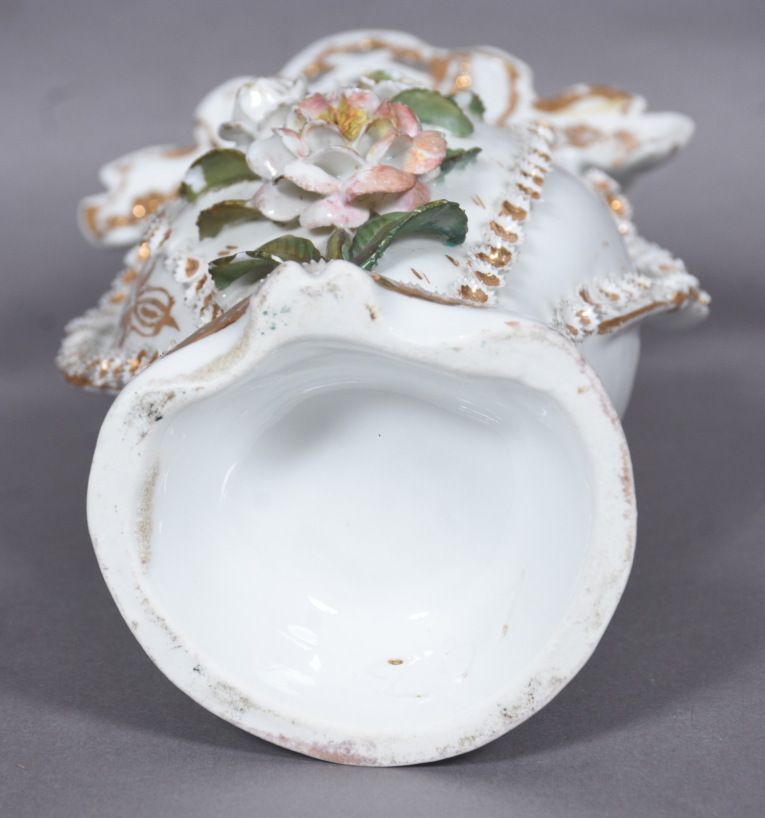 Vaso de porcelana francesa Vieux Paris com flores policromadas em... - foto 6 de 9
