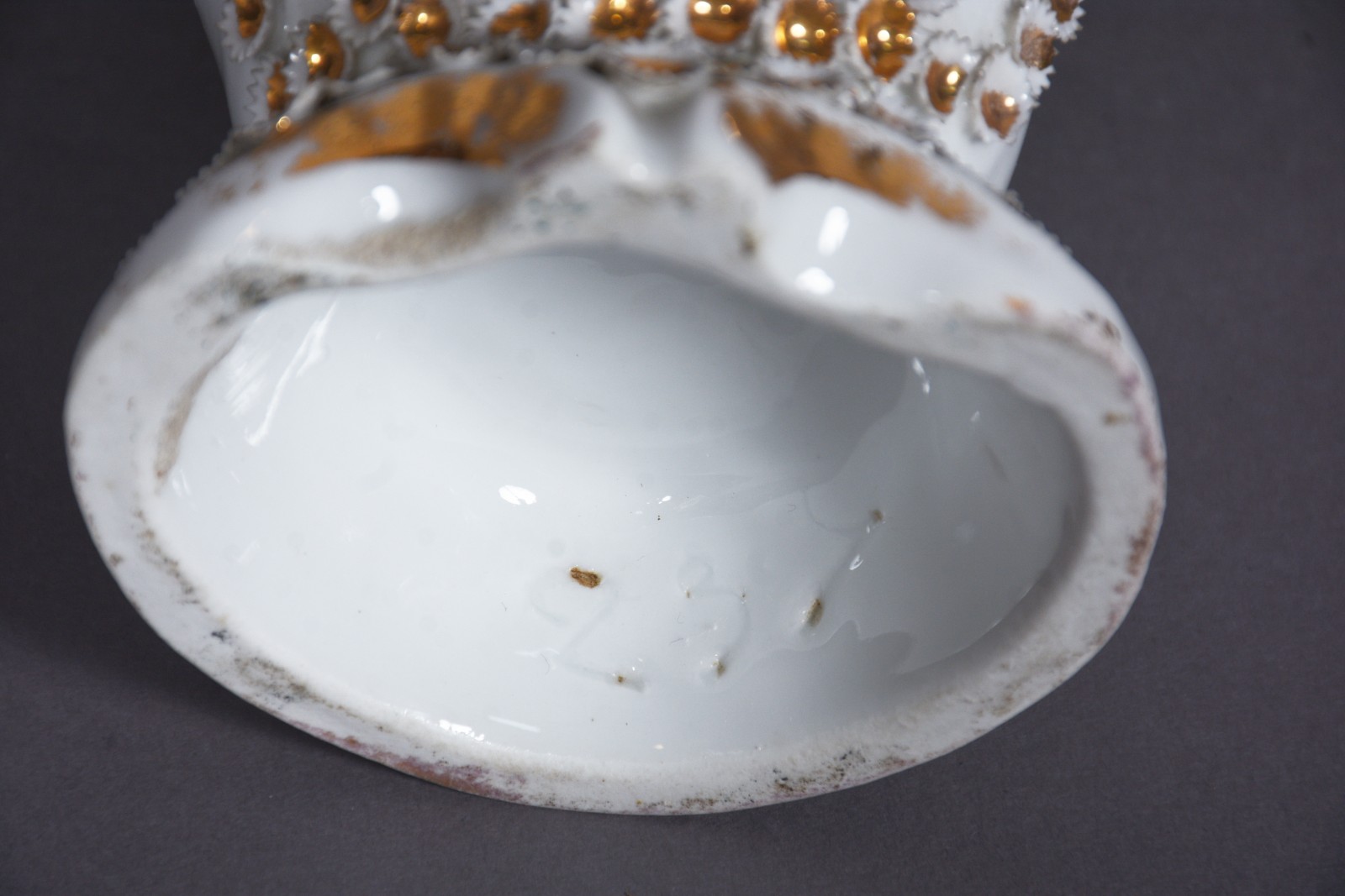 Vaso de porcelana francesa Vieux Paris com flores policromadas em... - foto 7 de 9