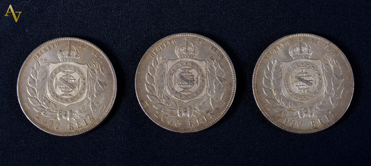 Três moedas de prata 2000 Reis, sendo 2 de 1888 e 1 de 1889.