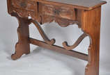 Console de madeira nobre com saia entalhada e 2... - Console de madeira nobre com saia entalhada e 2 gavetas. Alt.85 cm - larg. 1.20 x 34.