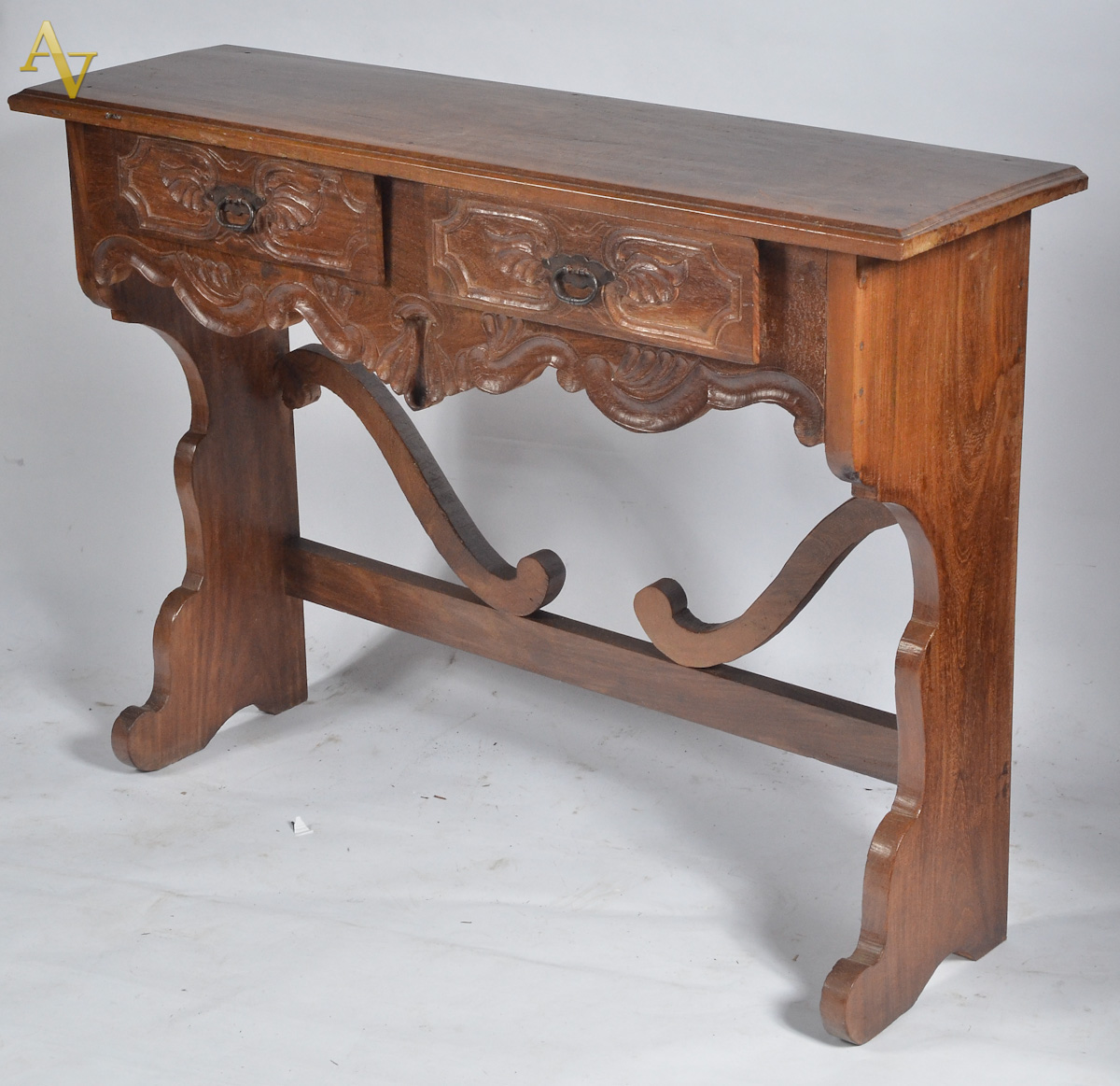 Console de madeira nobre com saia entalhada e 2 gavetas. Alt.85 cm...