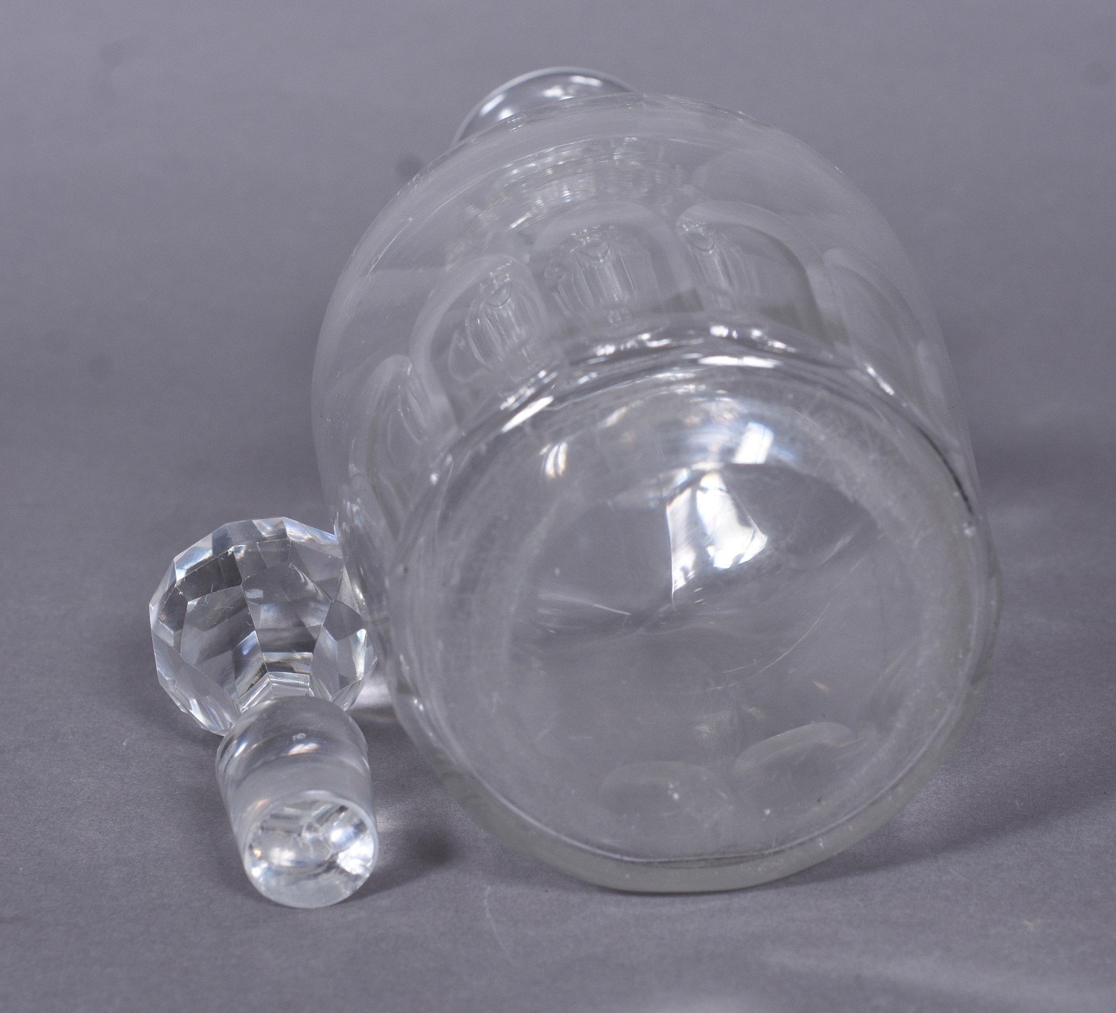 Garrafa de cristal europeu redonda trabalhada com facetados. Pequenos... - foto 7 de 10