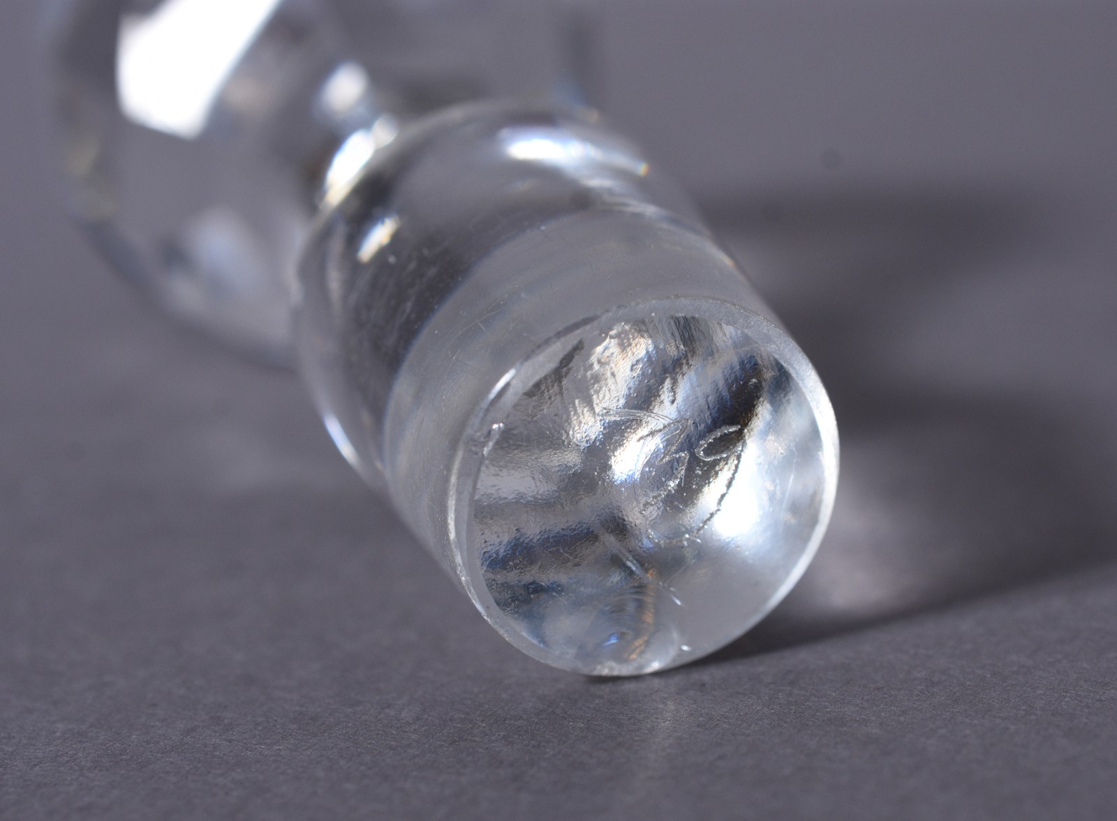 Garrafa de cristal europeu redonda trabalhada com facetados. Pequenos... - foto 8 de 10