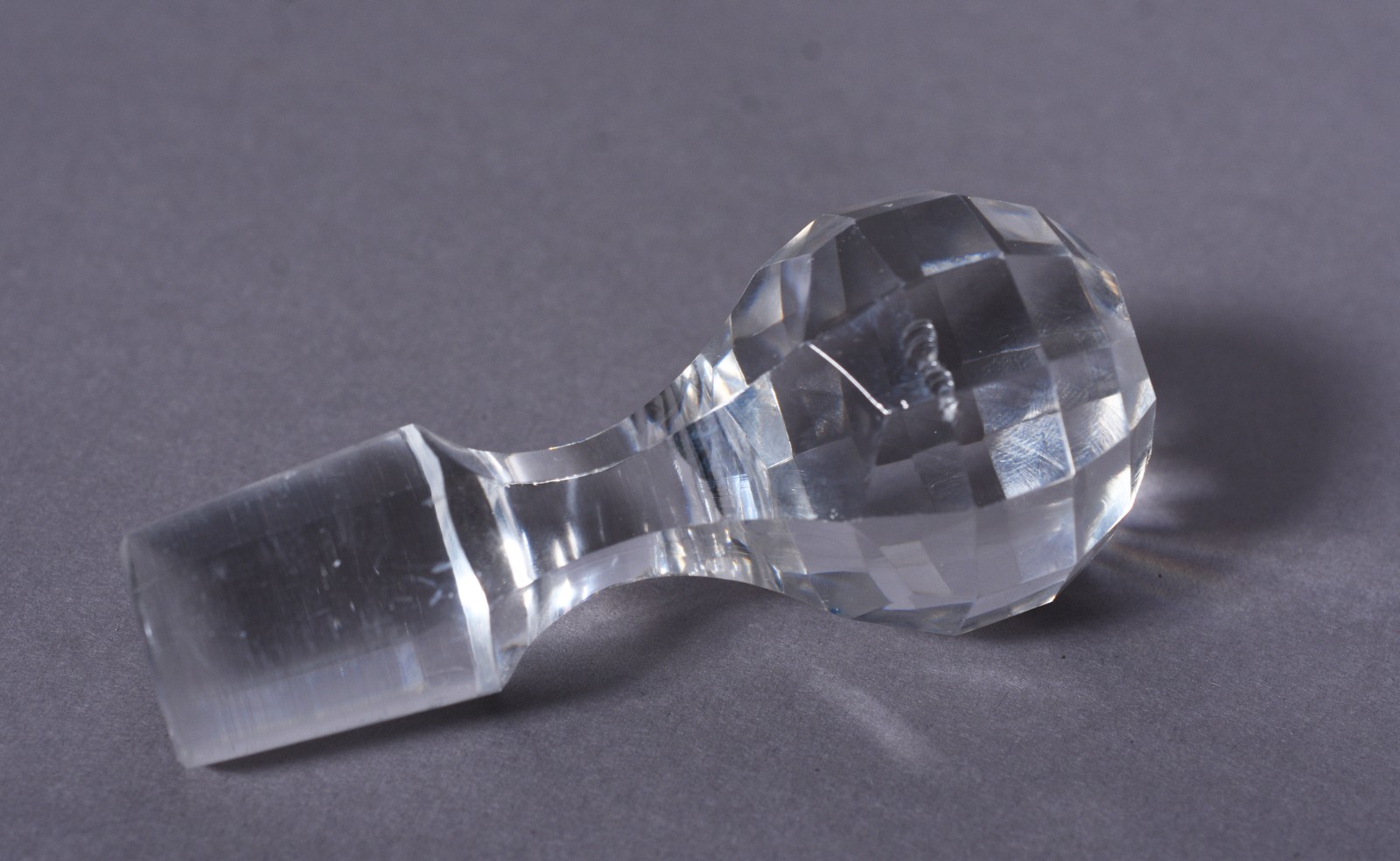 Garrafa de cristal europeu redonda trabalhada com facetados. Pequenos... - foto 9 de 10