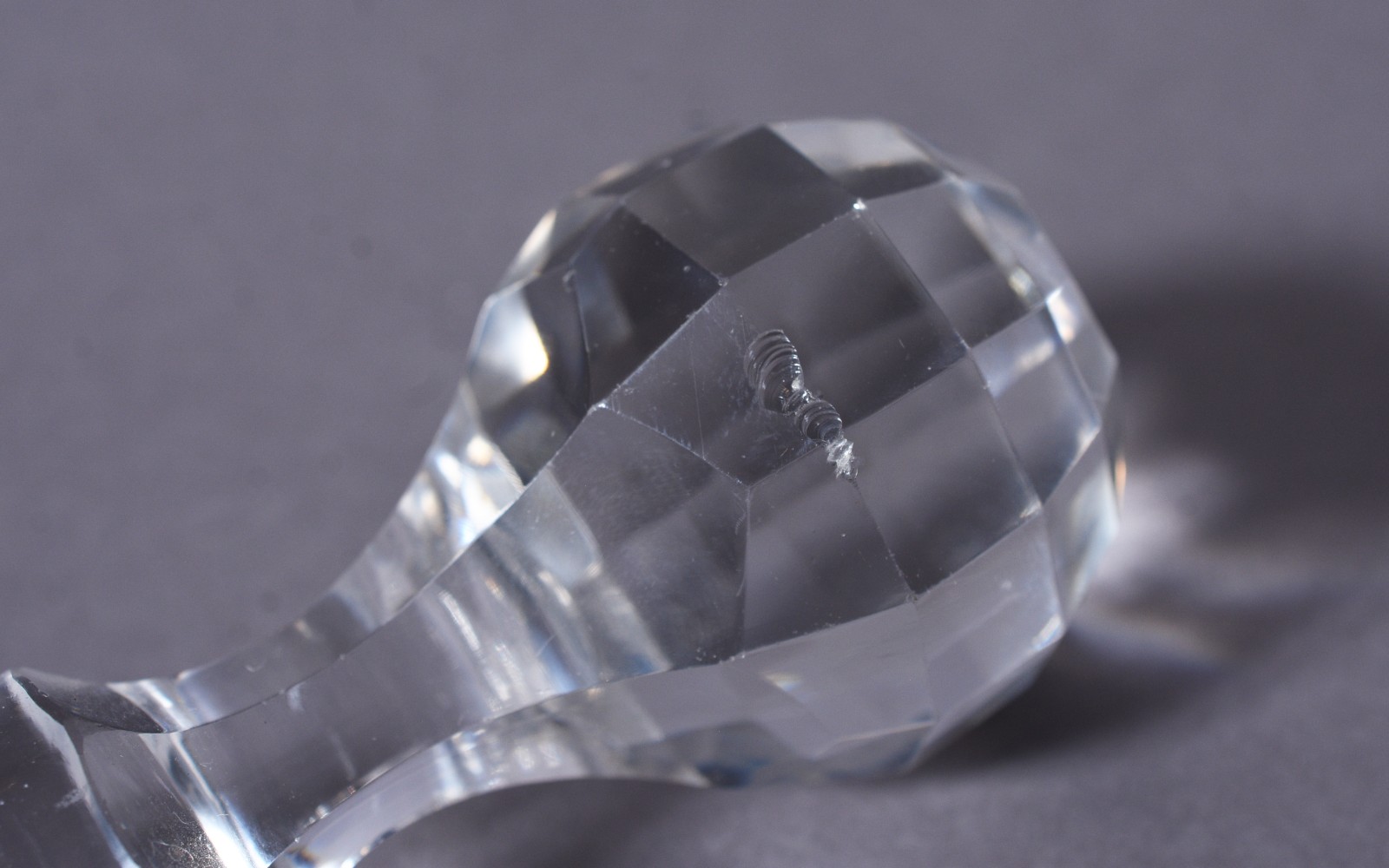Garrafa de cristal europeu redonda trabalhada com facetados. Pequenos... - foto 10 de 10