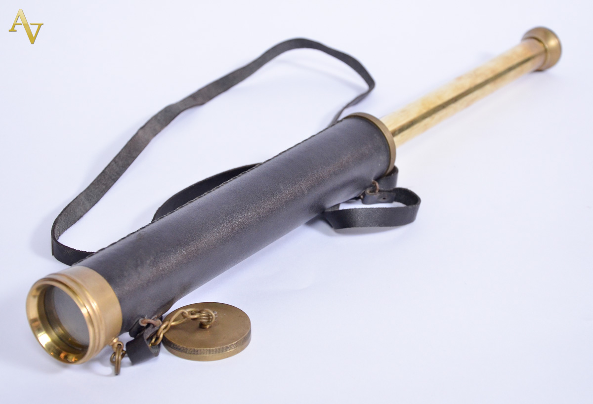 Luneta inglesa em couro e metal dourado. Med. fechada. 28 cm.