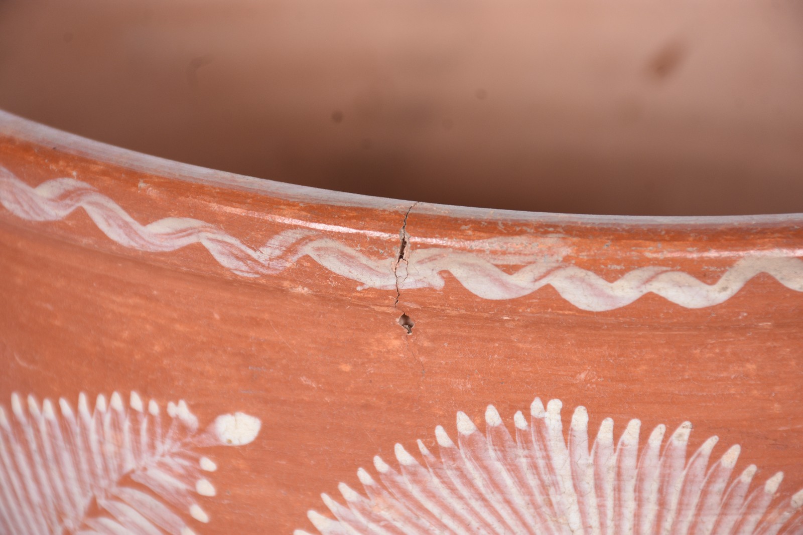 Arte Popular - Duas peças de barro cozido, sendo: sopeira com alças... - foto 6 de 11