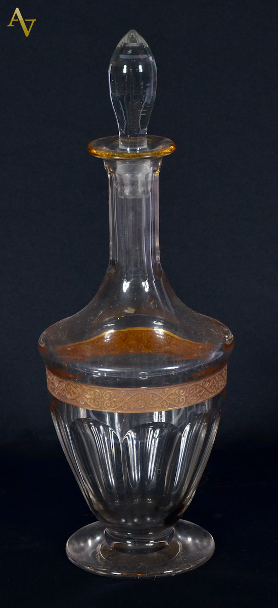 Garrafa de cristal tcheco Moser, facetada com grega dourada em...