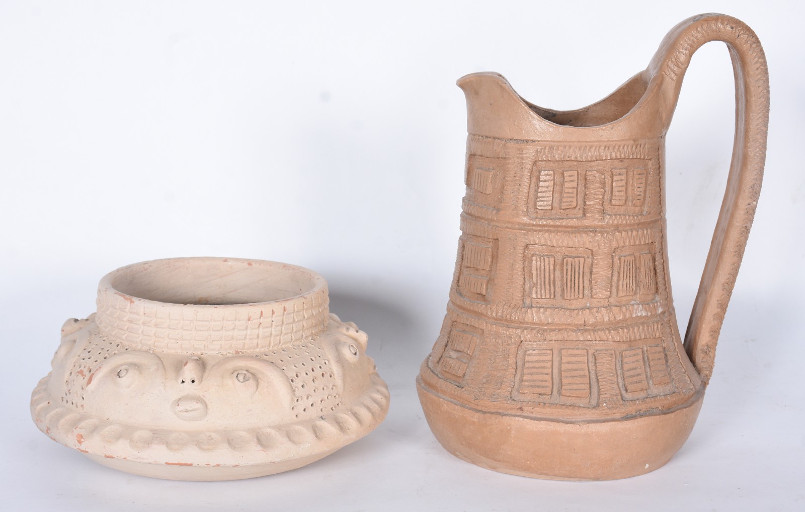 Duas peças de barro cozido, sendo: jarra e bowl. Um deles assinado... - foto 1 de 10