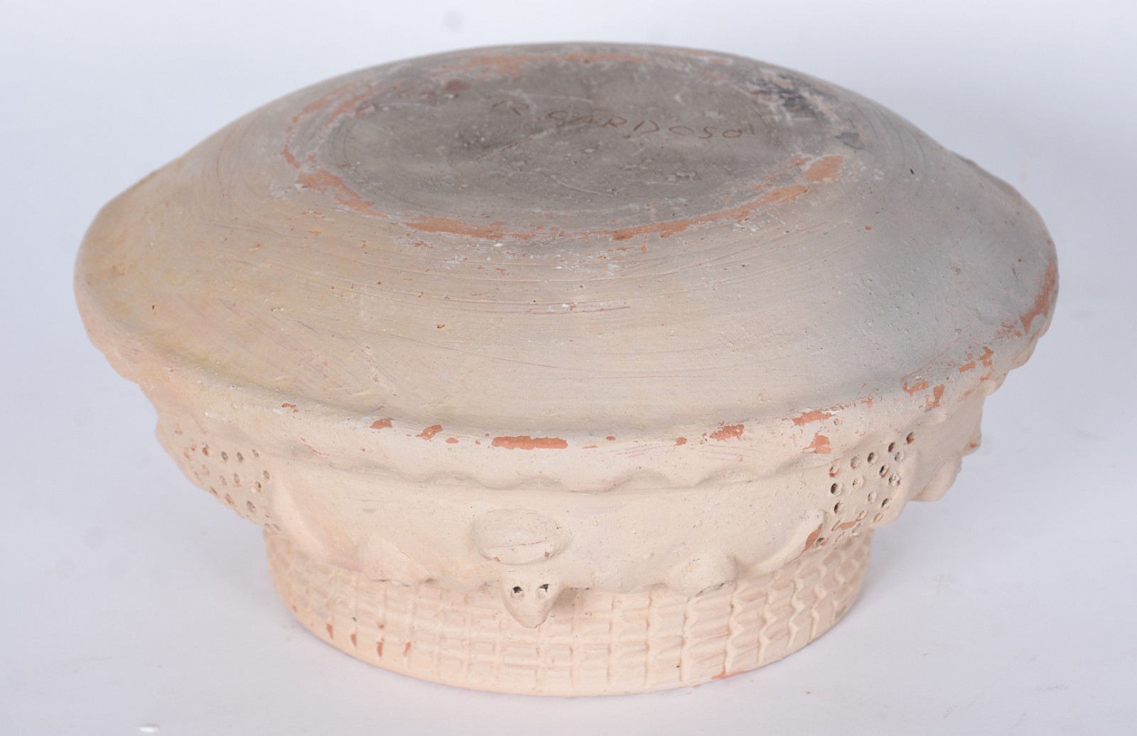 Duas peças de barro cozido, sendo: jarra e bowl. Um deles assinado... - foto 2 de 10