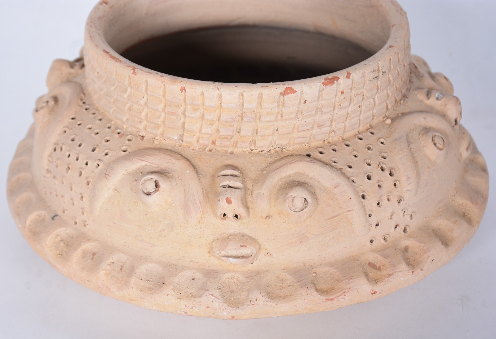 Duas peças de barro cozido, sendo: jarra e bowl. Um deles assinado... - foto 3 de 10