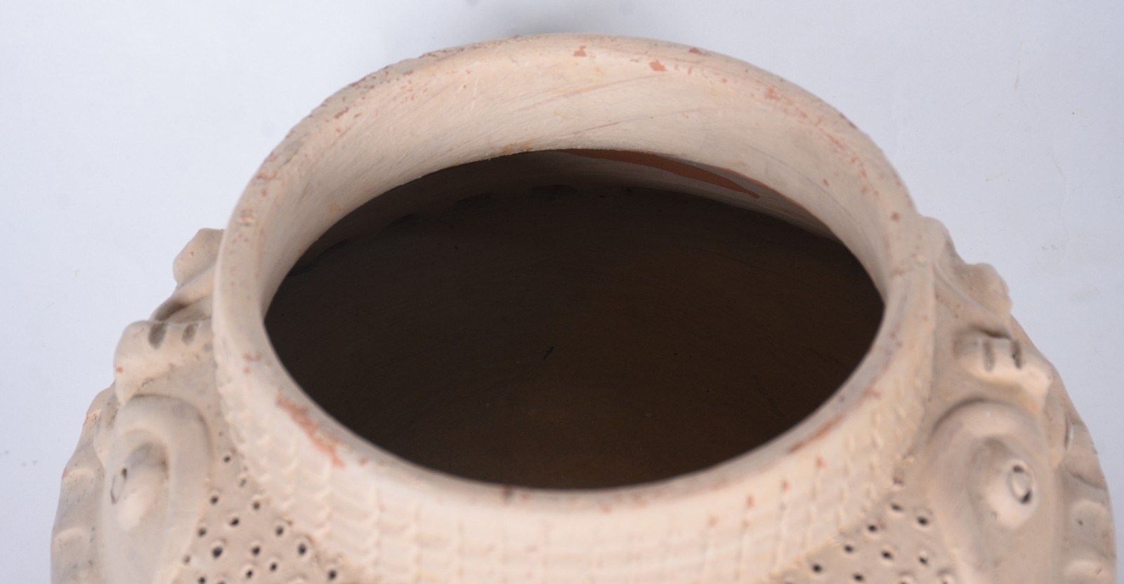 Duas peças de barro cozido, sendo: jarra e bowl. Um deles assinado... - foto 5 de 10
