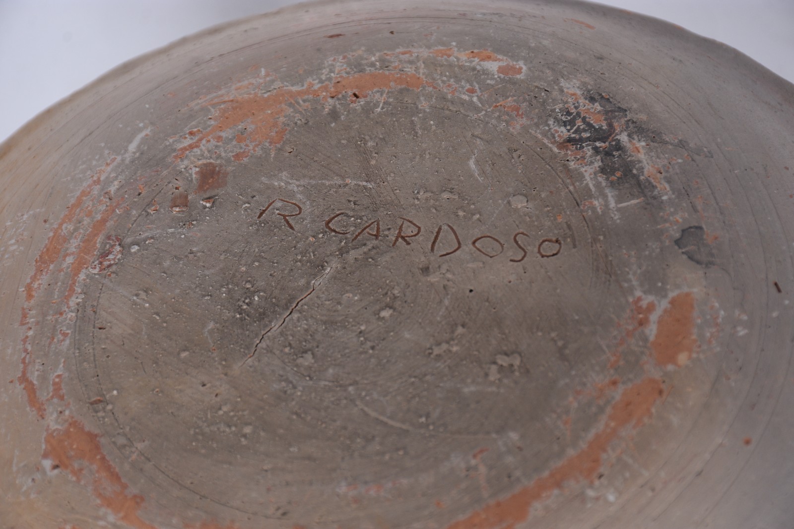 Duas peças de barro cozido, sendo: jarra e bowl. Um deles assinado... - foto 6 de 10