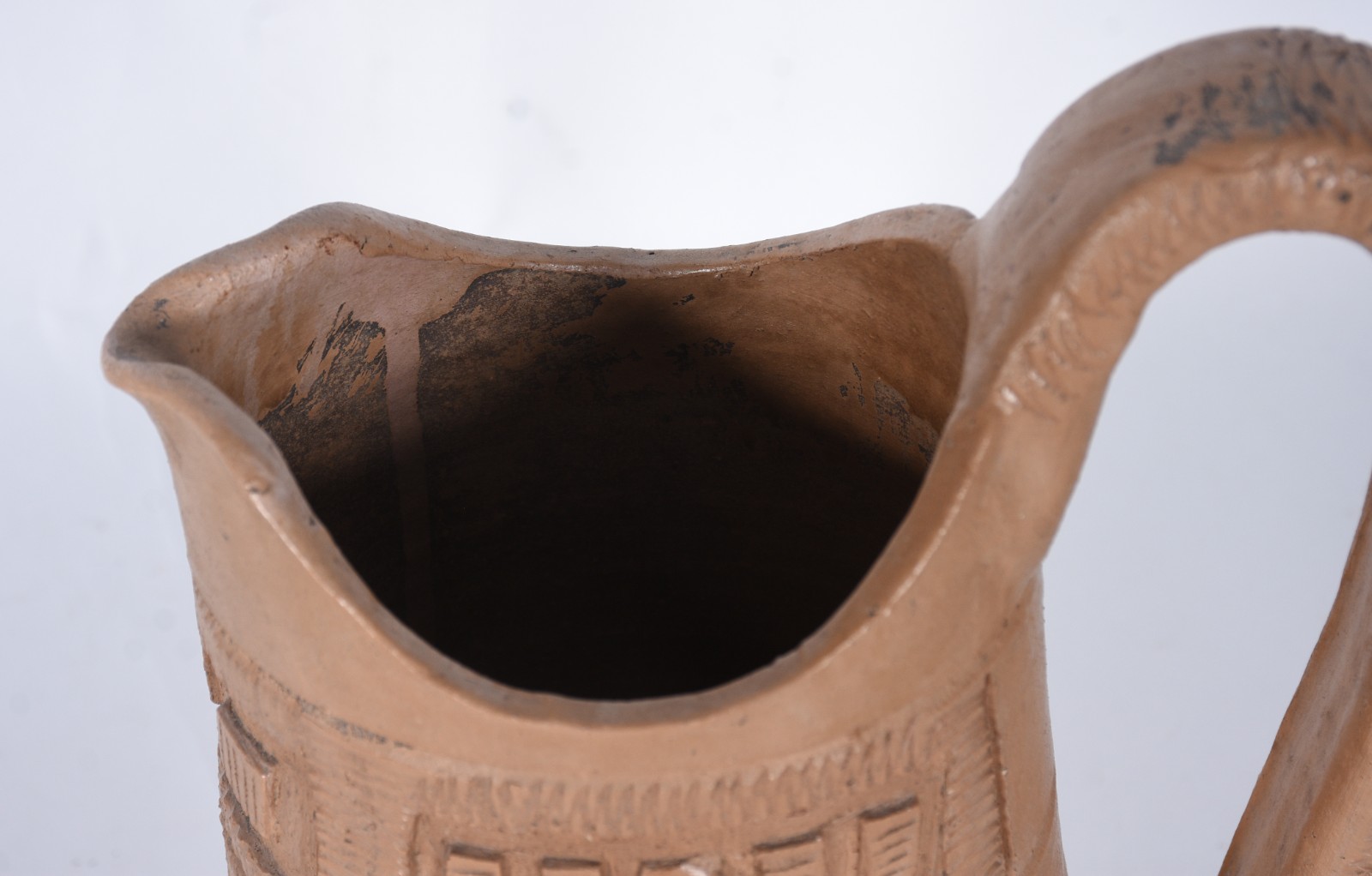 Duas peças de barro cozido, sendo: jarra e bowl. Um deles assinado... - foto 7 de 10