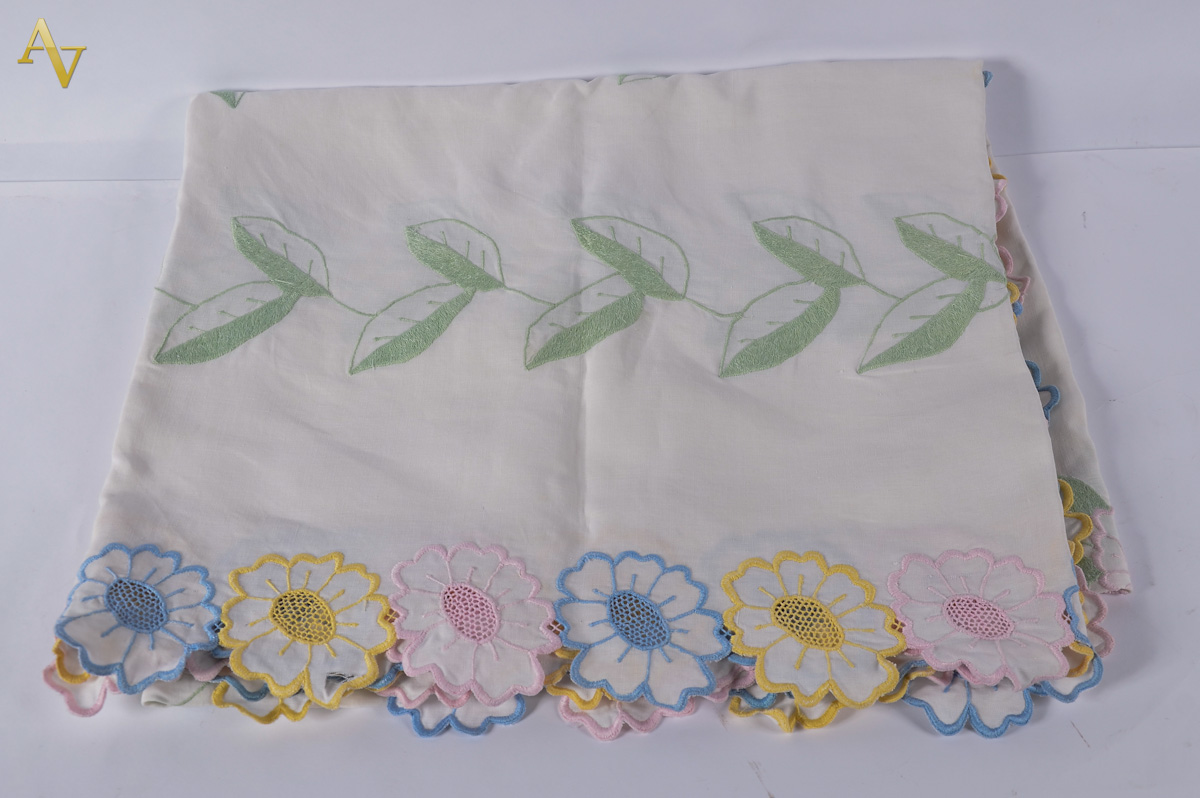 Toalha de mesa em linho bordados com flores. Med. 1.70 x 2.10 m.