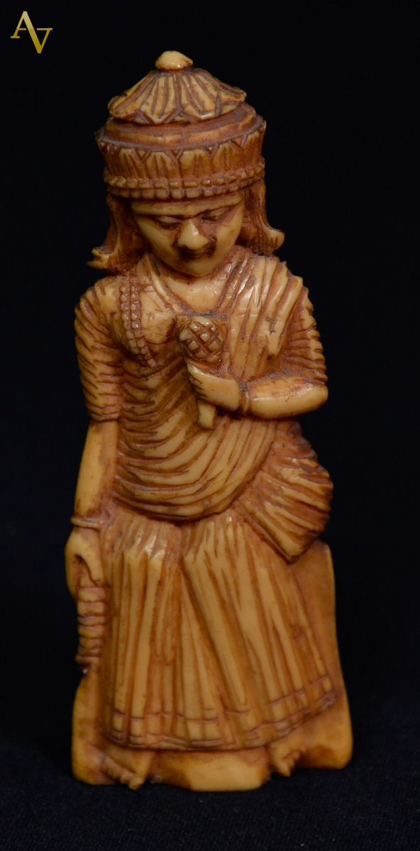 Marfim indiano representando deusa. Alt. 10cm.