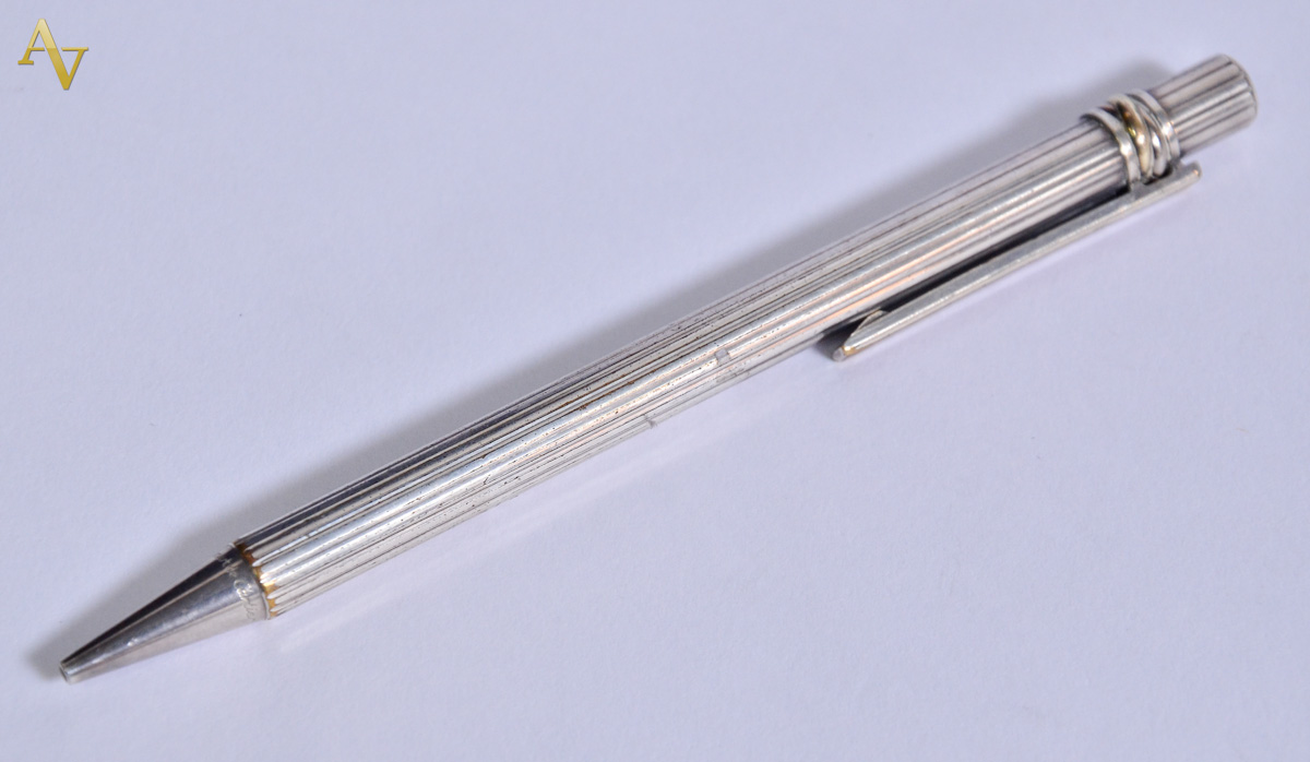 Caneta em prata com detalhes em ouro marca CARTIER - França.