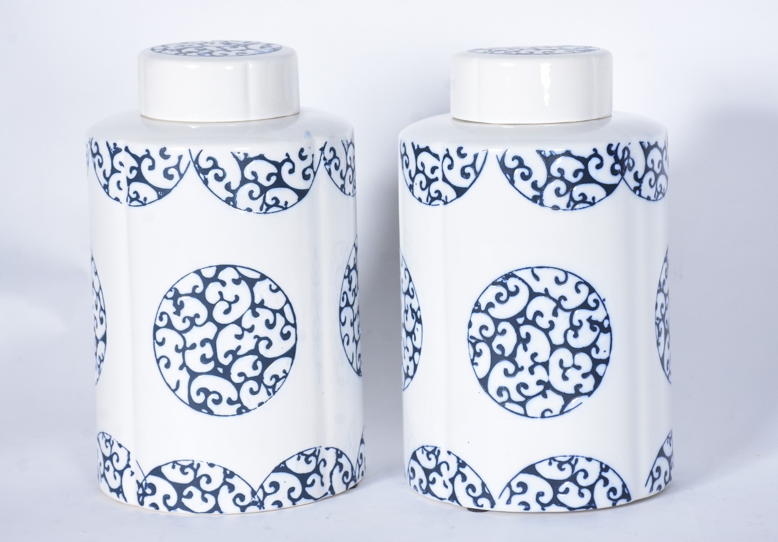 Par de potiches decorativos de porcelana decorada com guirlandas em... - foto 1 de 6