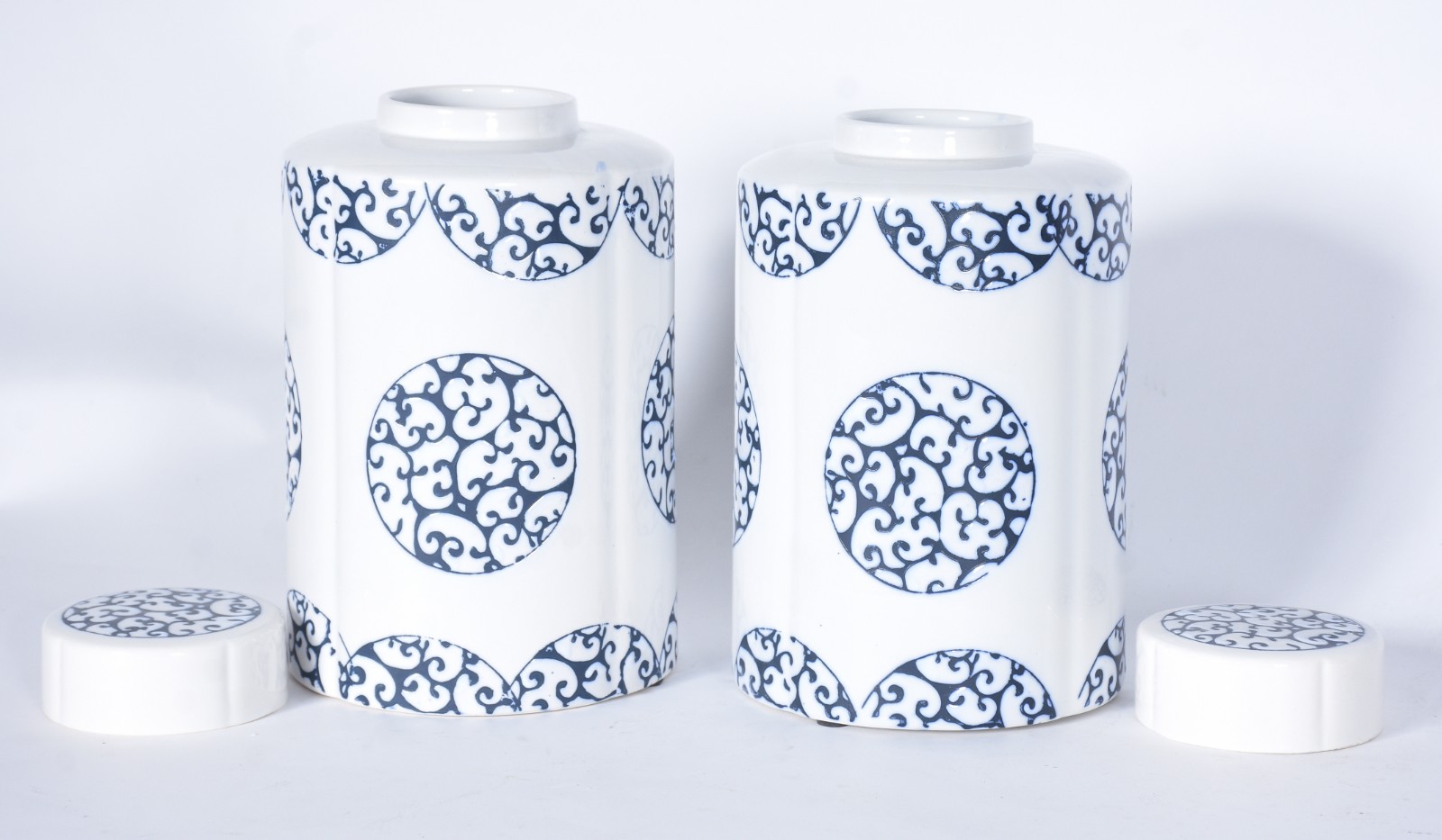 Par de potiches decorativos de porcelana decorada com guirlandas em... - foto 2 de 6