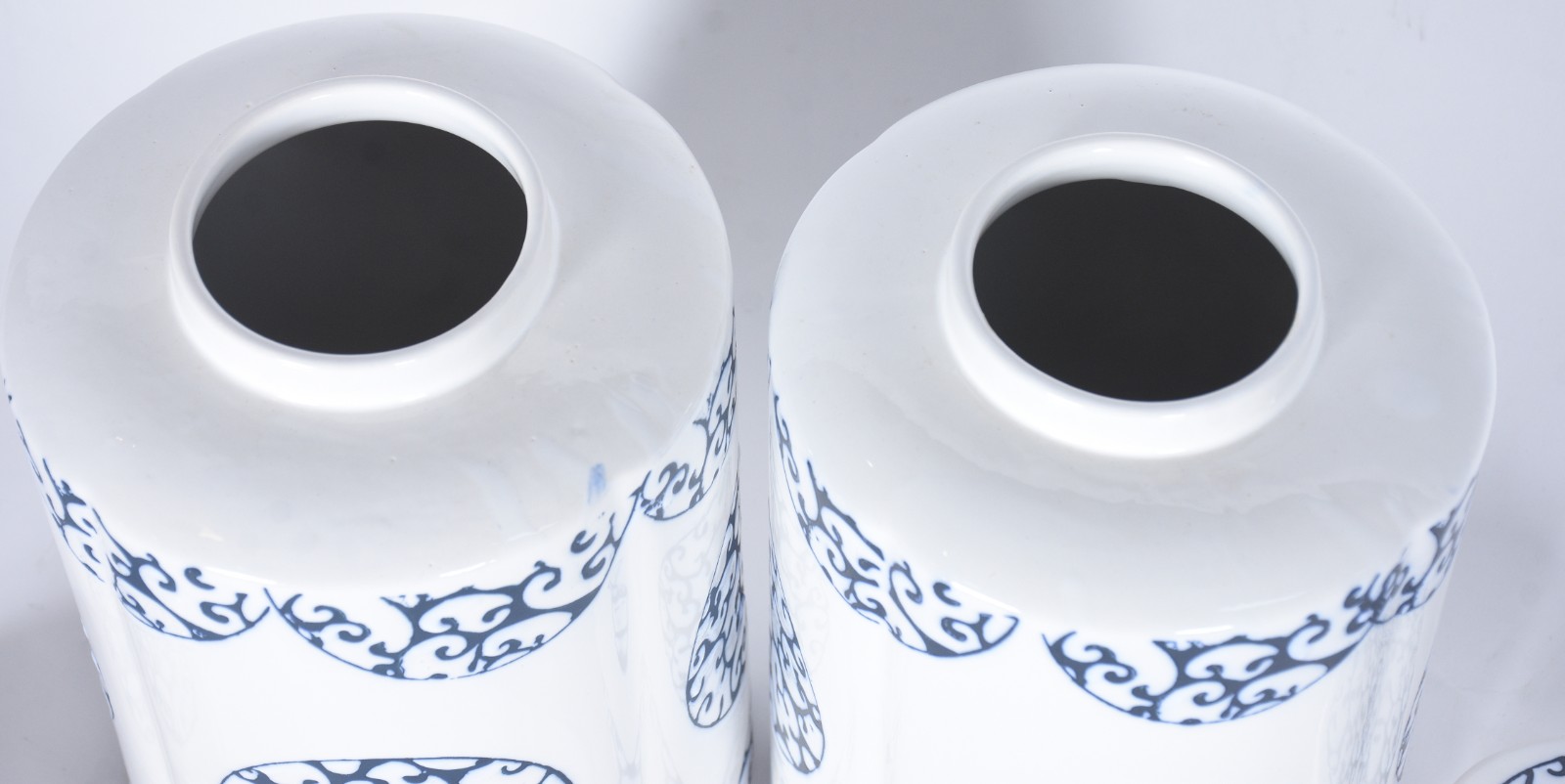 Par de potiches decorativos de porcelana decorada com guirlandas em... - foto 3 de 6