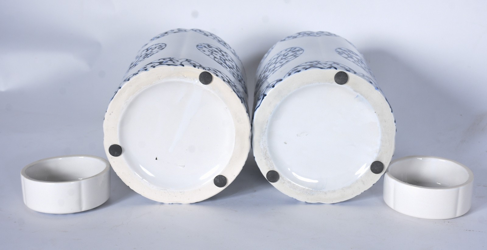 Par de potiches decorativos de porcelana decorada com guirlandas em... - foto 4 de 6