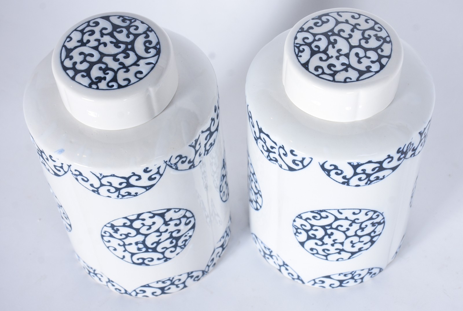 Par de potiches decorativos de porcelana decorada com guirlandas em... - foto 6 de 6