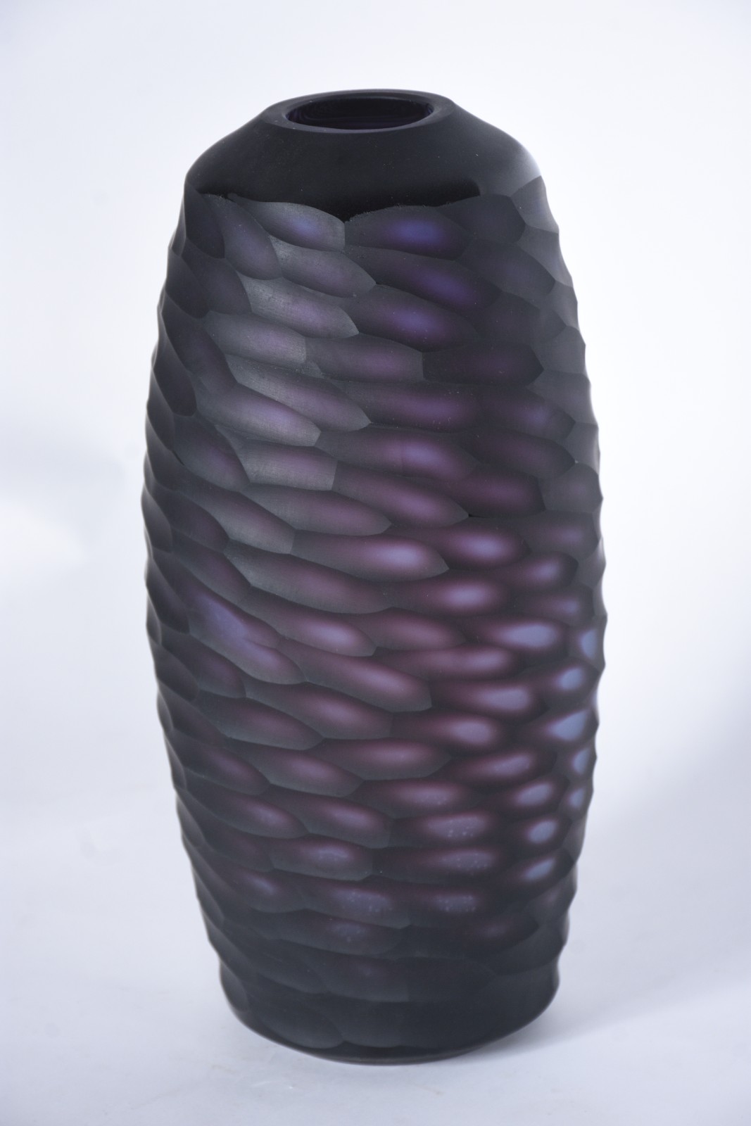 Vaso decorativo de cristal trabalhado em relevo na cor violeta. - foto 1 de 4