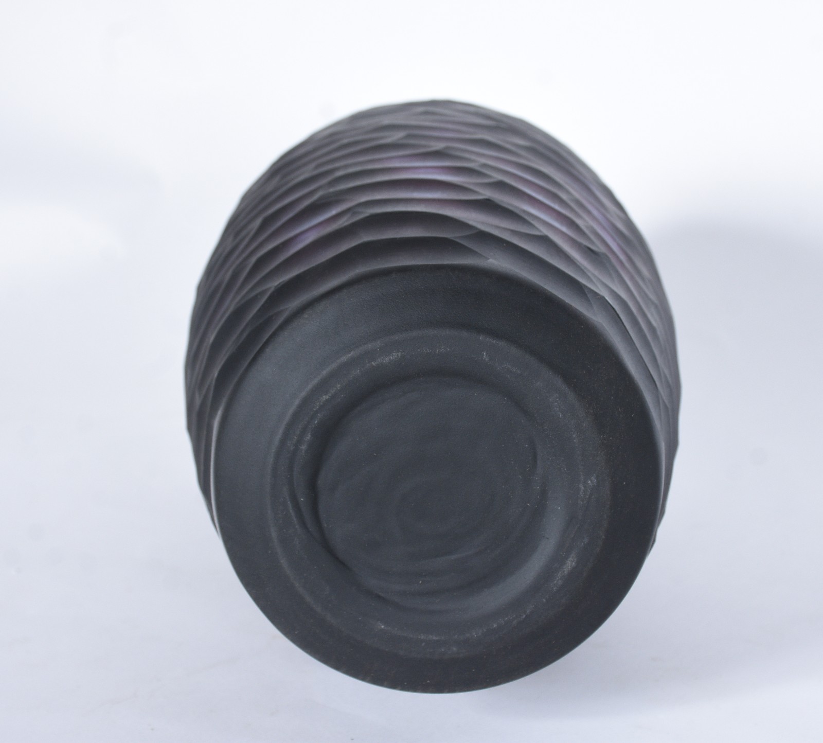 Vaso decorativo de cristal trabalhado em relevo na cor violeta. - foto 3 de 4