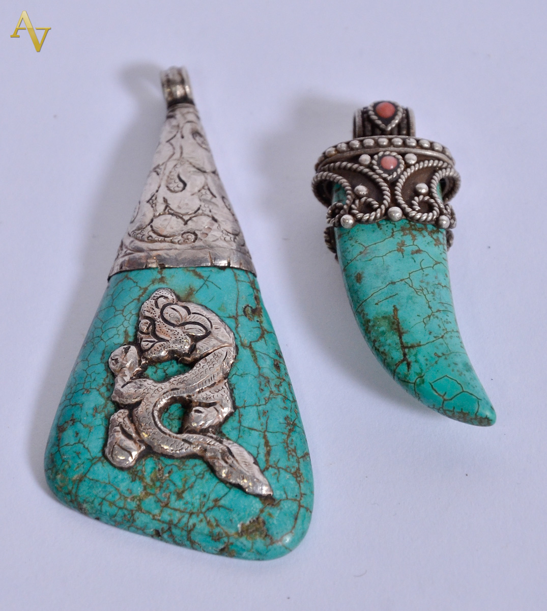 Dois pendente de prata com turquesa, coral e jade.