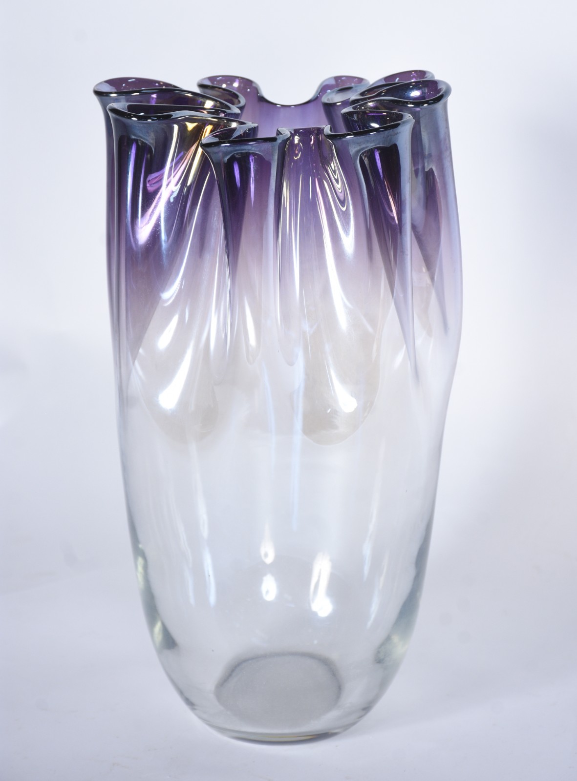 Vaso decorativo de cristal lilás degradé, borda em gomos feitio... - foto 1 de 4