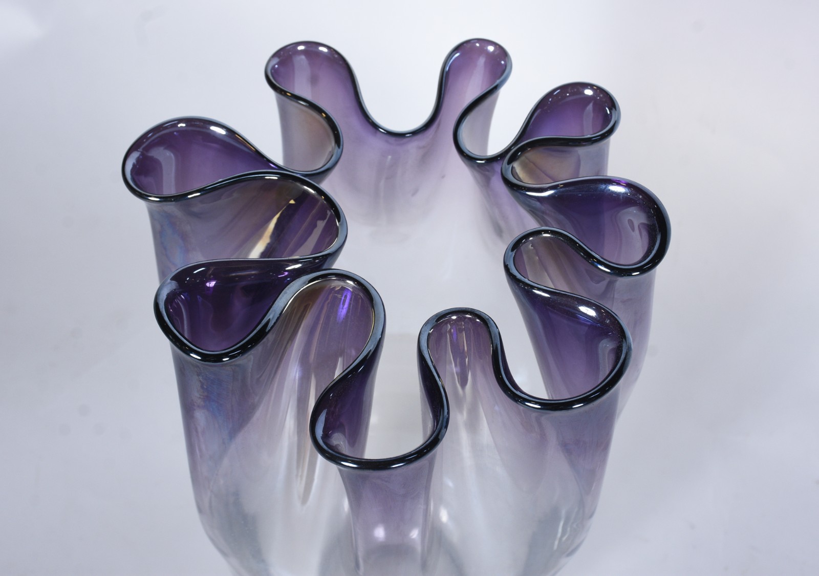 Vaso decorativo de cristal lilás degradé, borda em gomos feitio... - foto 2 de 4