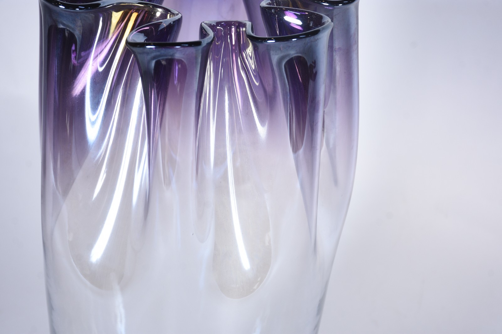 Vaso decorativo de cristal lilás degradé, borda em gomos feitio... - foto 3 de 4